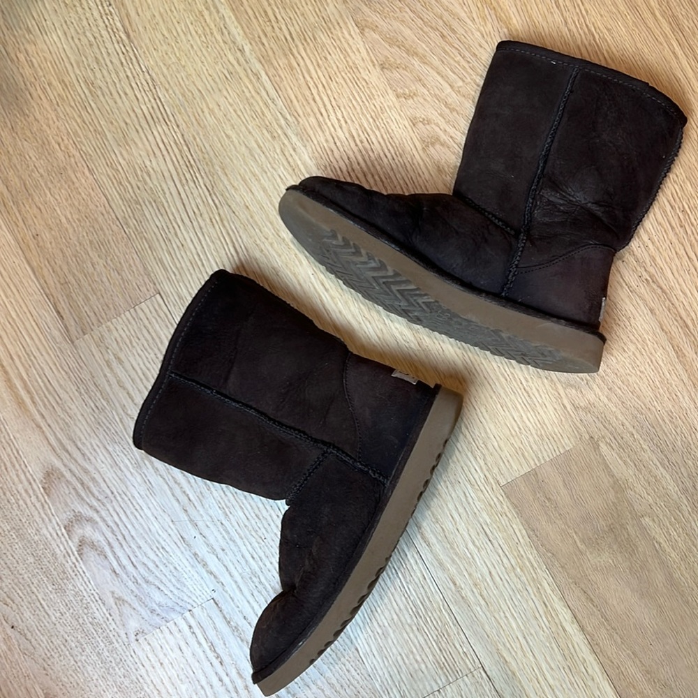 Uggs Classic Short chocolate brown size 7